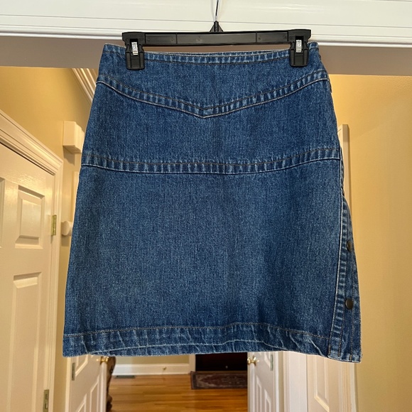 EUC Women's Gap Denim Jeans Skirt with Side Snap Buttons Size 8 - Picture 1 of 3